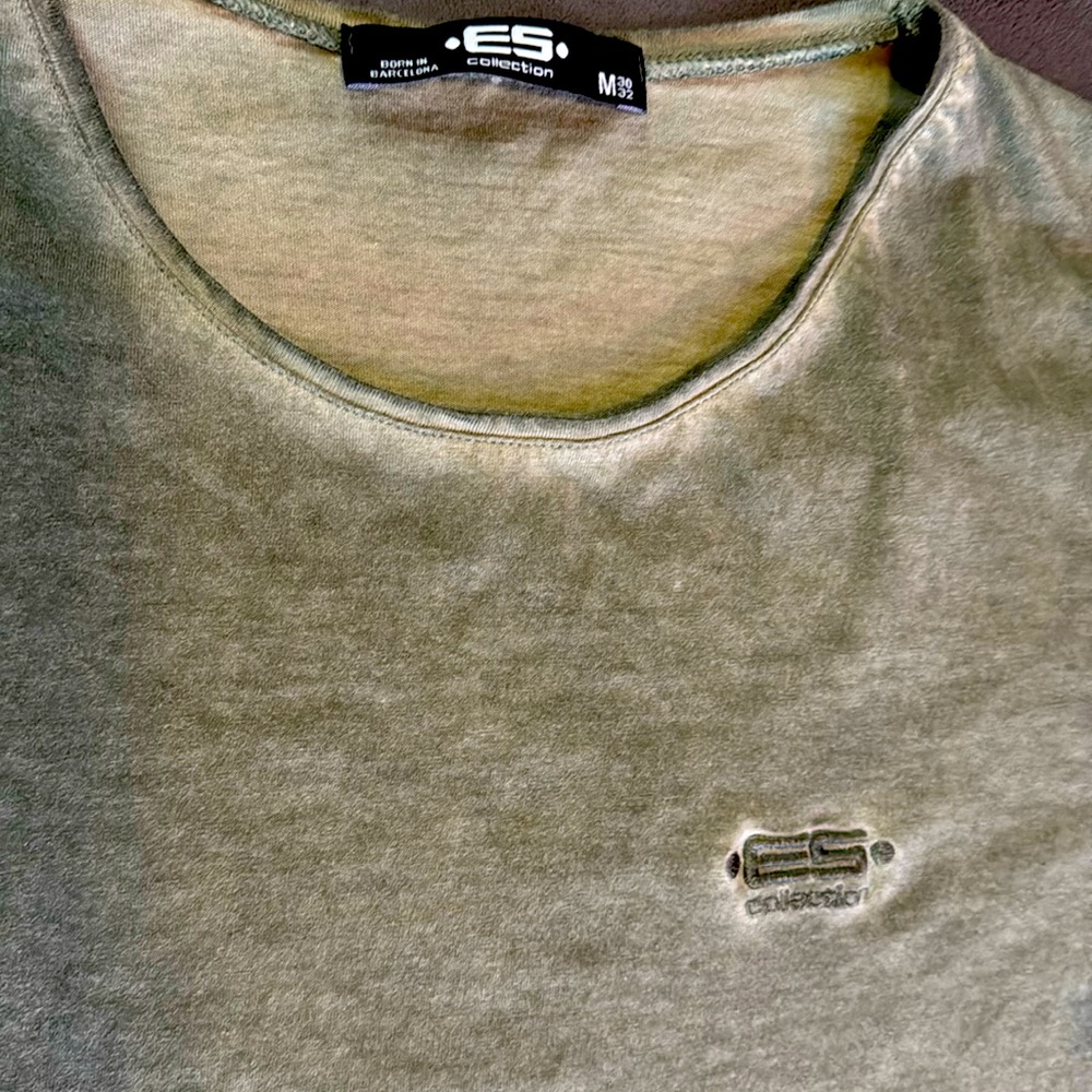 Gently worn men’s medium ES collection short sleeve T-shirt.